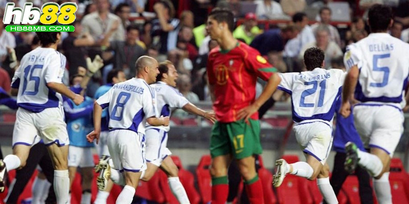 Euro 2004 xướng tên Hy Lạp trên chiếc cúp vô địch